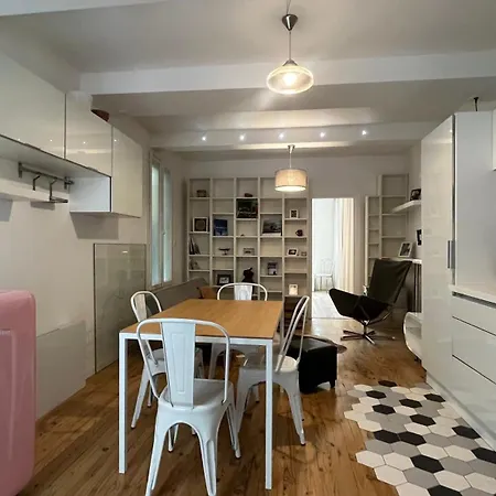 Beautifully Renovated 17th Apartment *