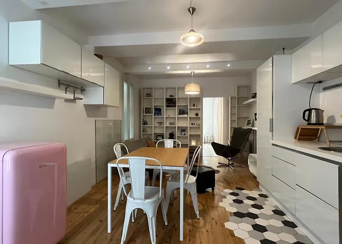 Beautifully Renovated 17th Lejlighed *